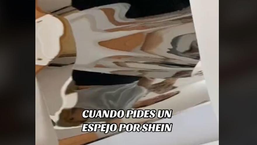 Compra un espejo por internet y lo que le llega se vuelve viral