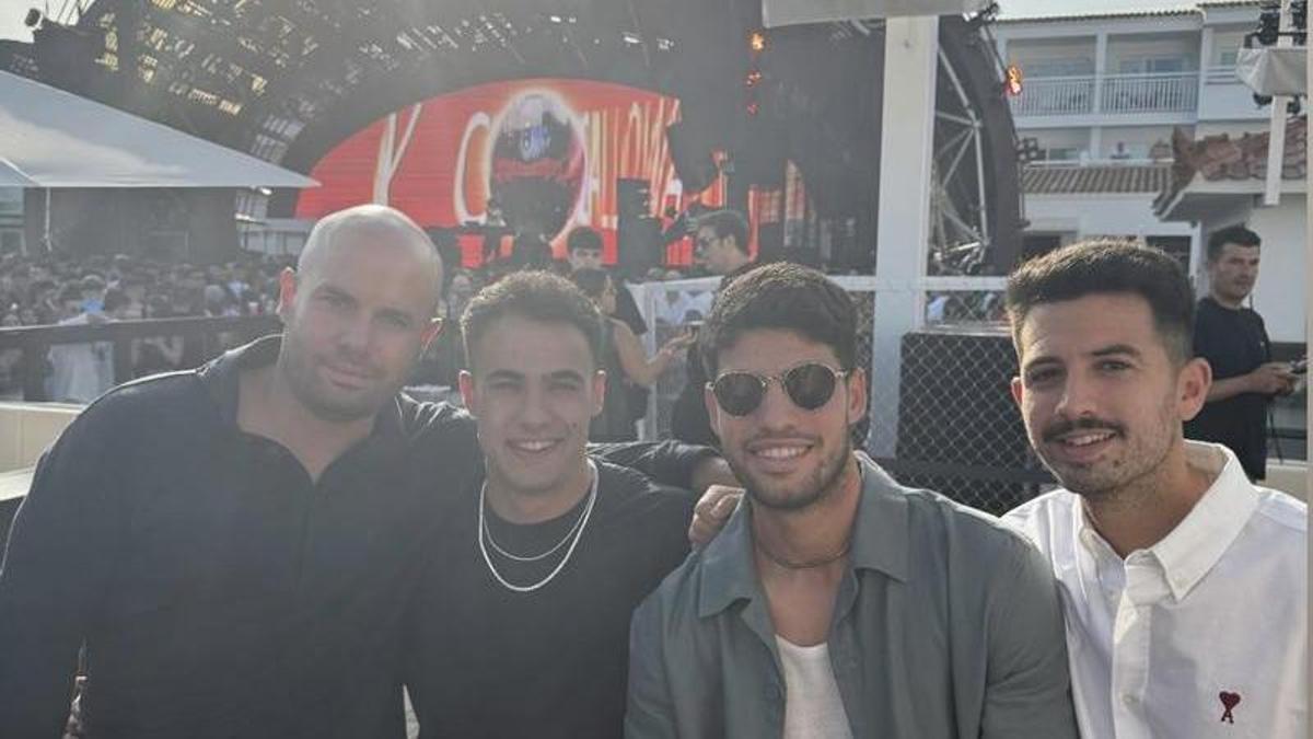 Alcaraz, en Ushuaïa este verano con Borja Couce, Sergio Requilón y Fran Rubio.