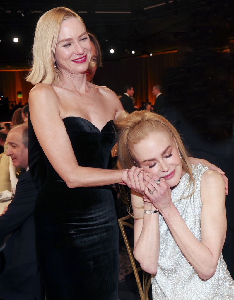 Naomi Watts y Nicole Kidman en los Globos de Oro 2025 en Beverly Hills