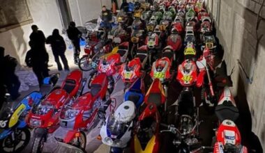 Imagen de garaje con el cerca de medio centenar de motos de competición.