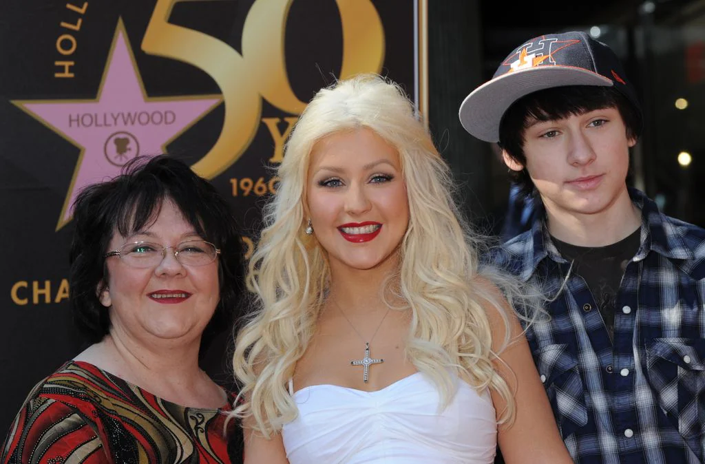 Christina Aguilera posa con su madre, Shelly Kearns, y su hermanastro Michael en el Paseo de la Fama de Hollywood