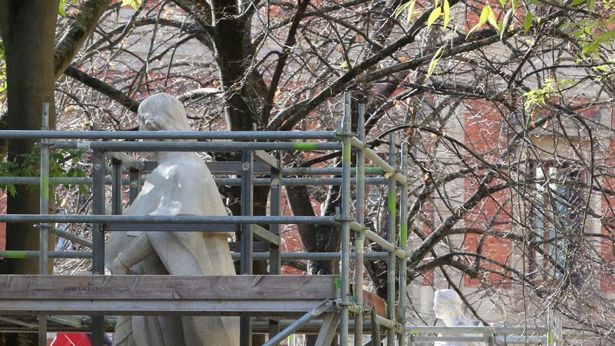 Las estatuas de Sarasate, ya enjauladas para un traslado que será inminente
