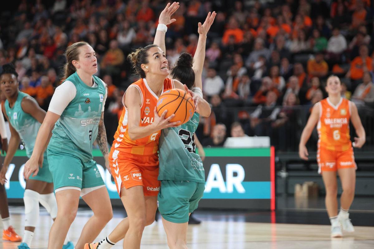 Queralt Casas, en una acción ante el Estepona en el Roig Arena.