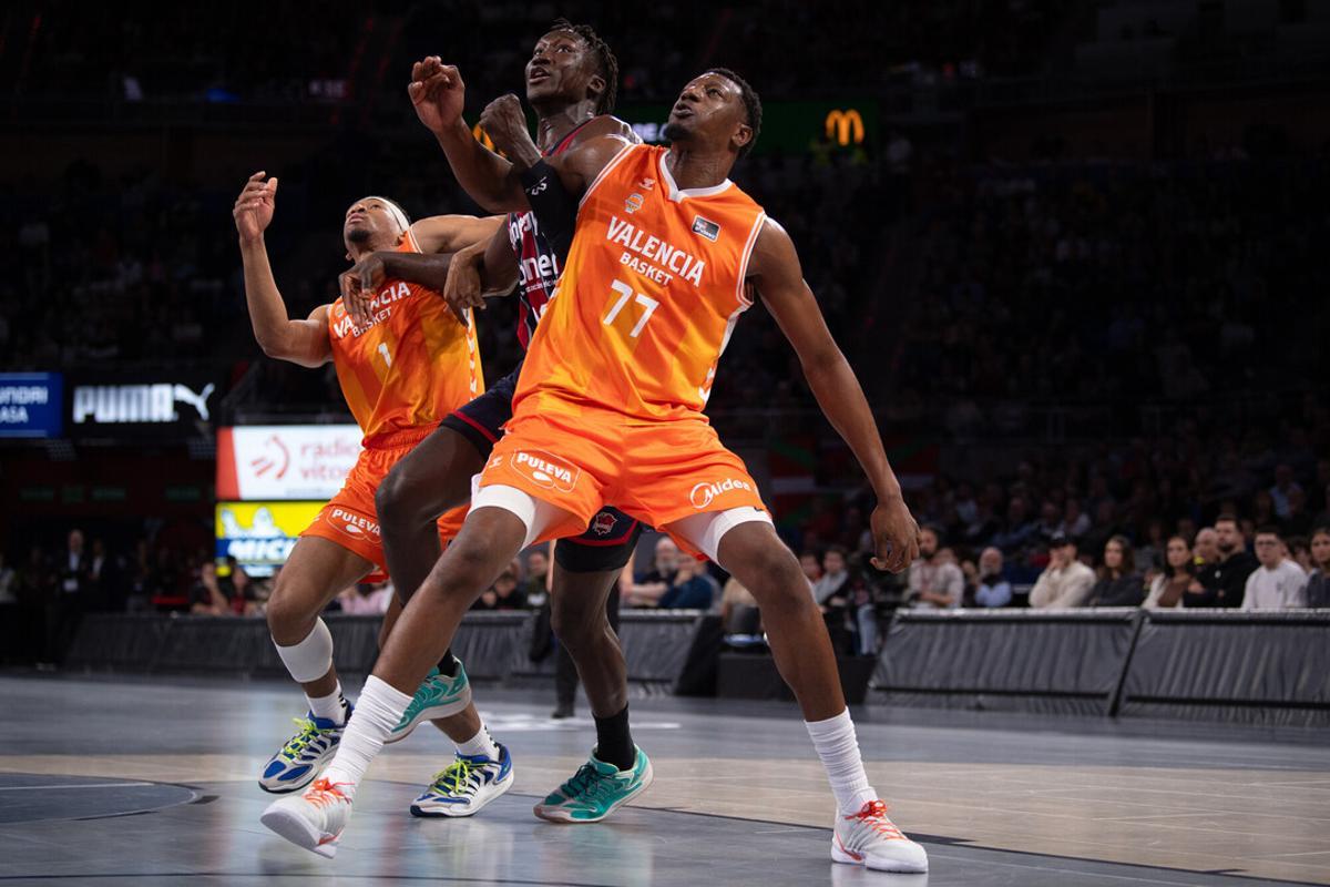 Yankuba Sima y Kameron Taylor, en lucha por un rebote en el último partido en Vitoria.