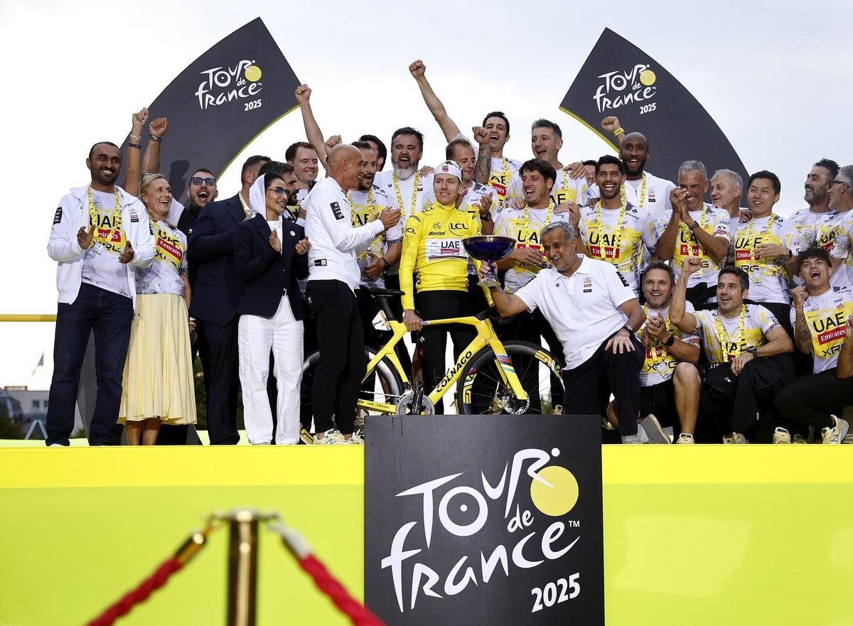 El equipo UAE celebra su triunfo en el Tour de Francia con Pogacar con el maillot amarillo.