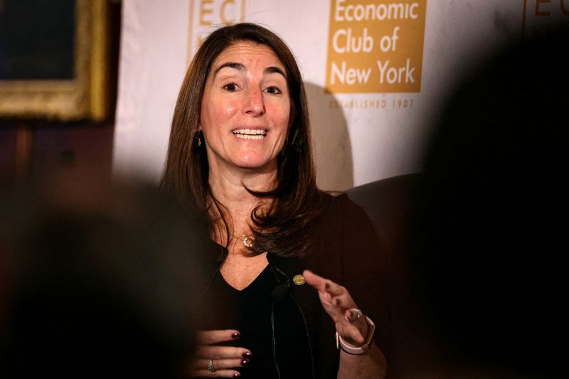 Hammack de la Fed apunta a que tasas se mantendrán estables durante meses, según el WSJ