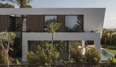 Una casa blanca en Mallorca que reinterpreta el estilo mediterráneo con ligereza escultórica