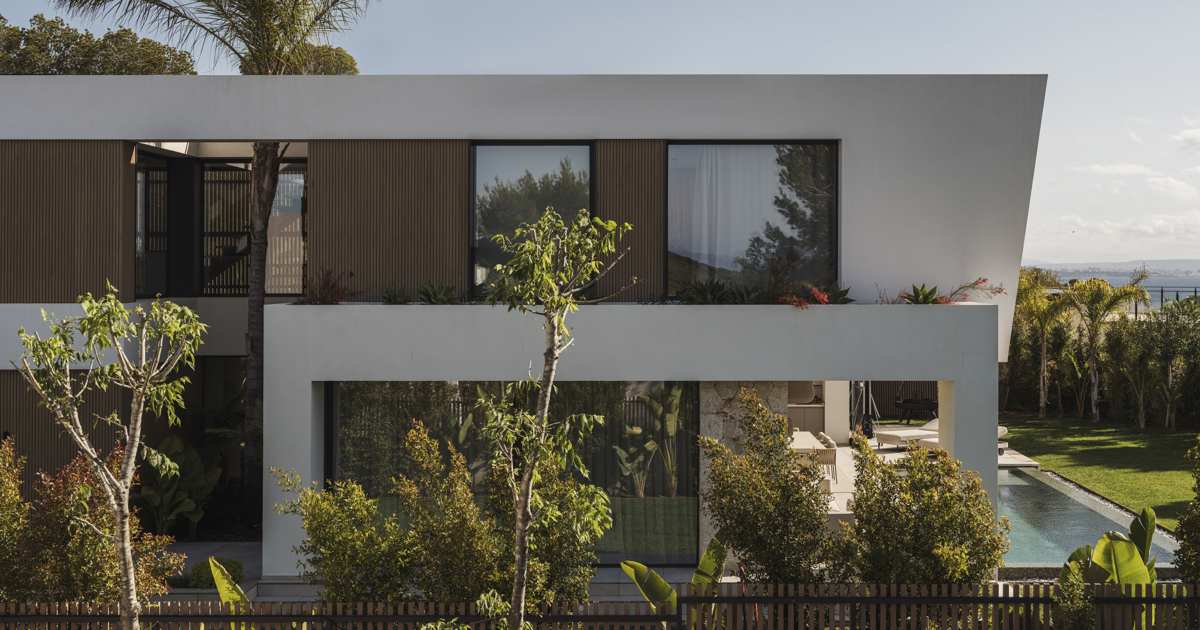 Una casa blanca en Mallorca que reinterpreta el estilo mediterráneo con ligereza escultórica