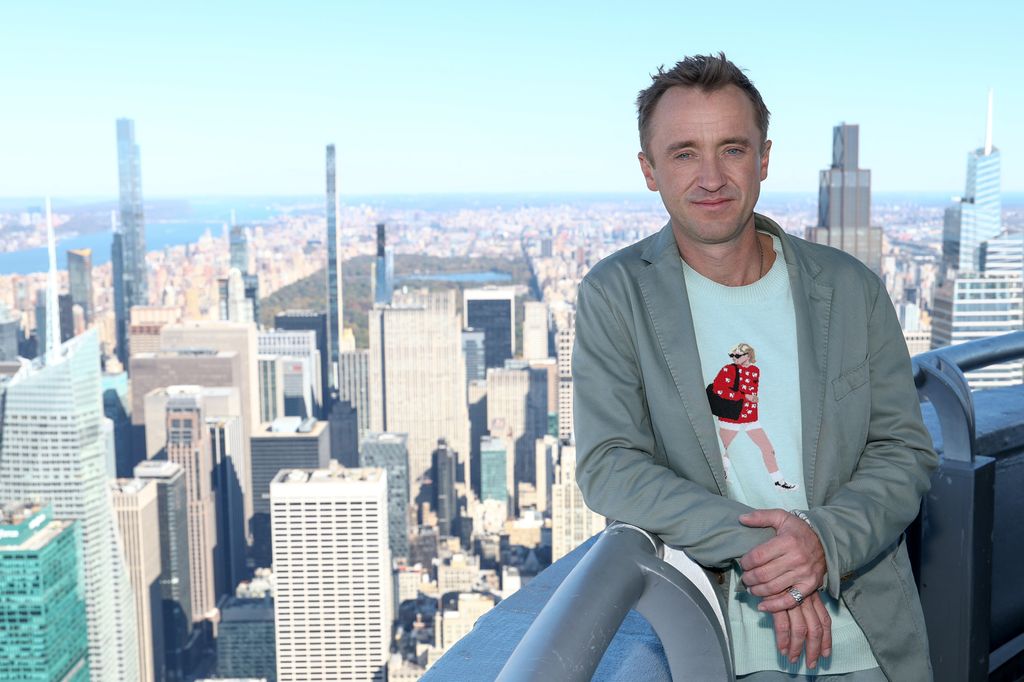 Tom Felton enciende el Empire State Building para celebrar su debut en Broadway y su regreso al papel de "Draco Malfoy" en Harry Potter and the Cursed Child en el Empire State Building el 27 de octubre de 2025 en la ciudad de Nueva York.