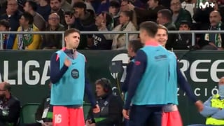 Fermín, Lewandowski, De Jong... hasta los jugadores del Barcelona se ríen del penalti regalado ante el Betis: "¡No es!" 