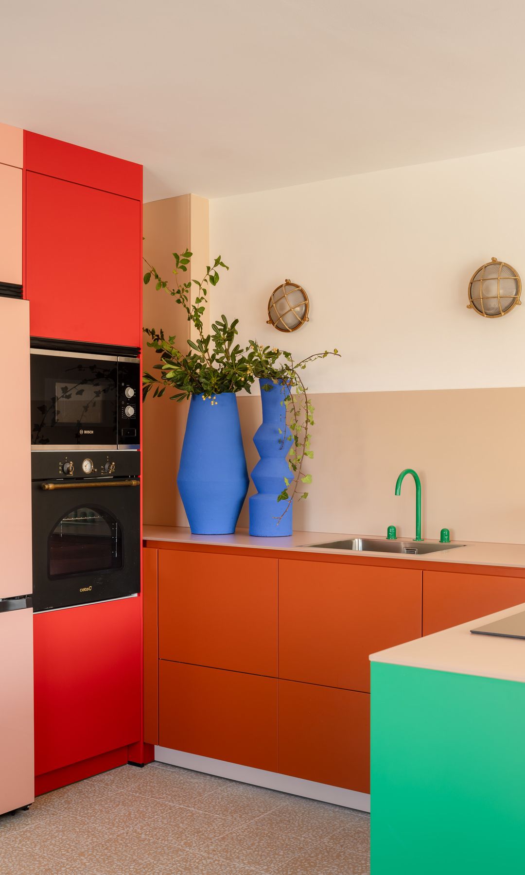 Cocina con mobiliario en color