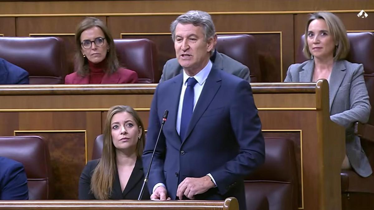 Feijóo vuelve a protagonizar un nuevo momento 'tierra trágame' con un lapsus en plena intervención