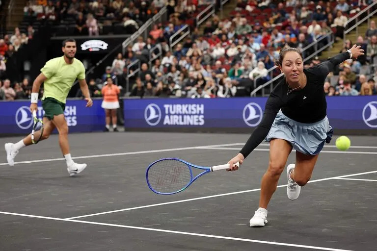 El partido también tuvo un momento de dobles mixto: aquí, Alcaraz con Jessica Pegula 
