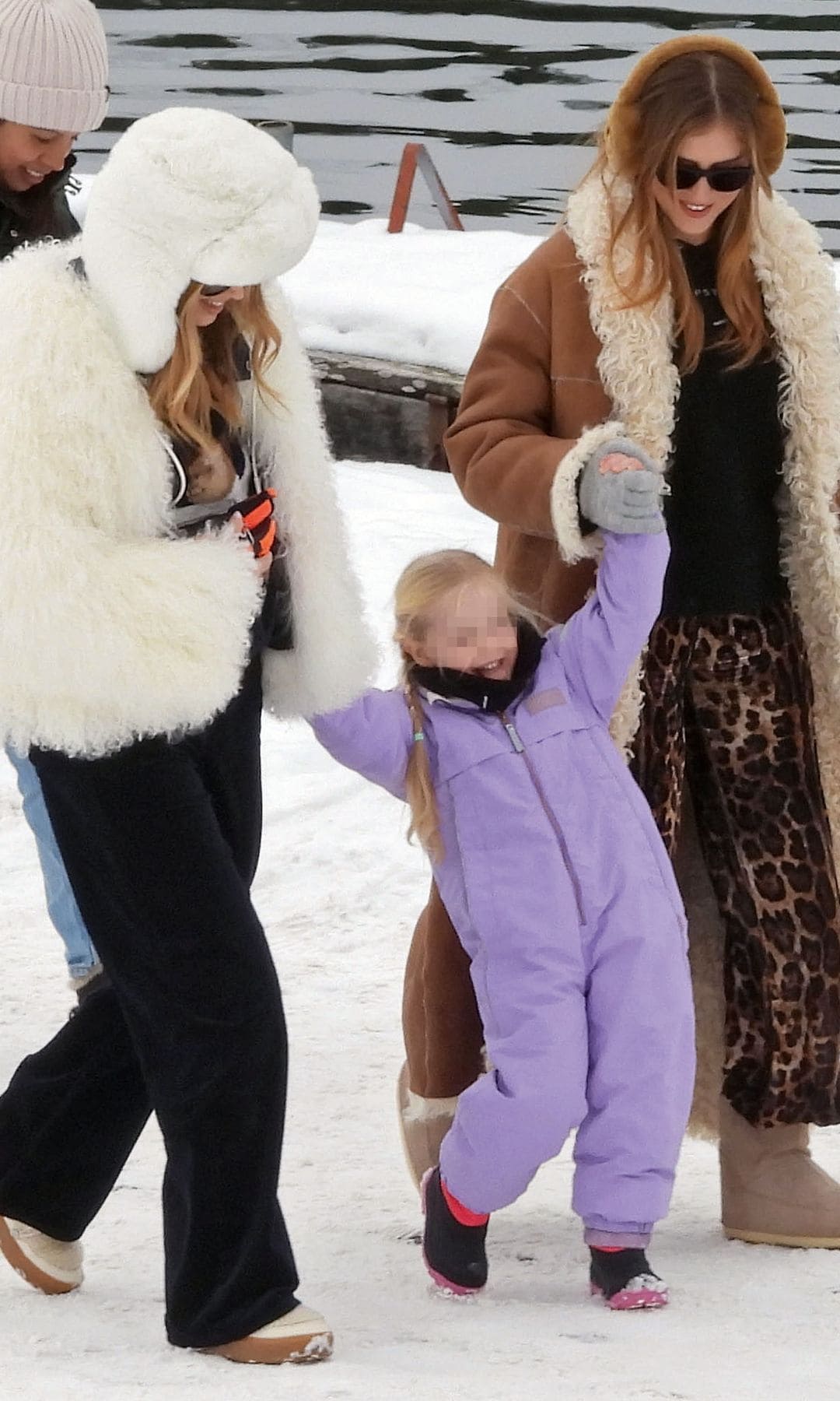 Chiara Ferragni paseando con su hermana, Valentina, y jugando con su hija, Vittoria