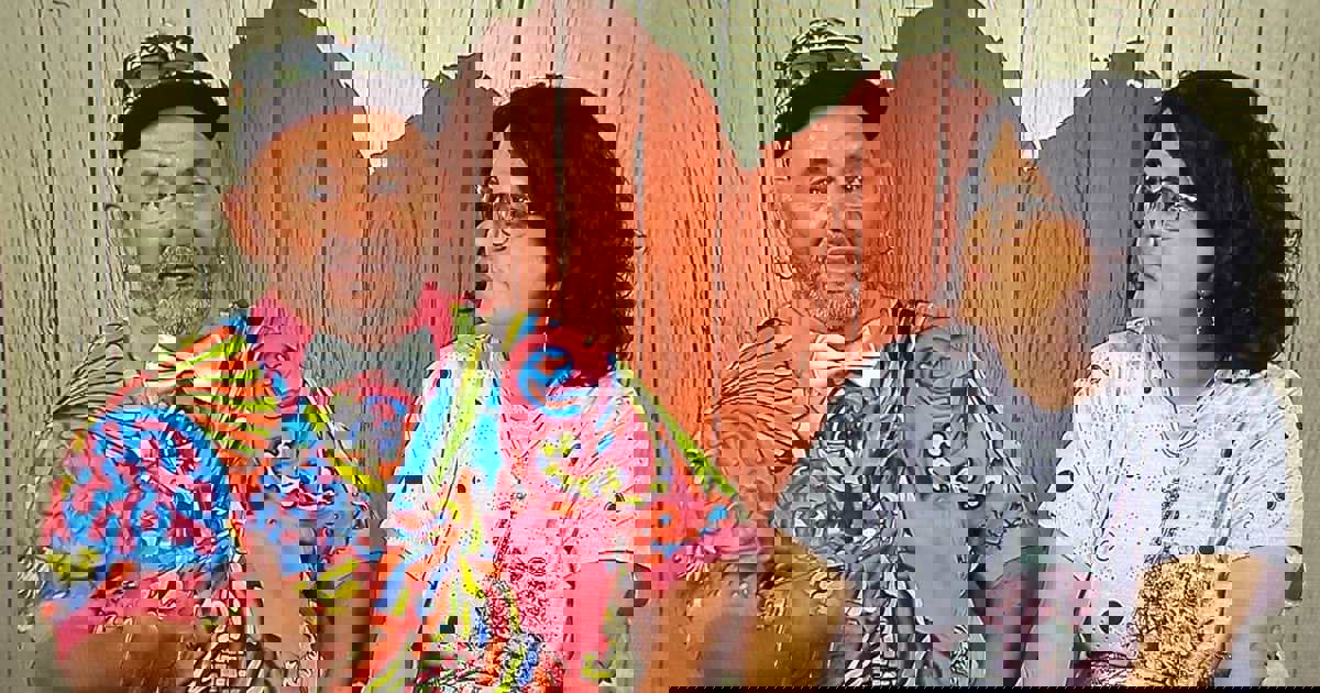 un comensal interrumpe su cita para coger una videollamada