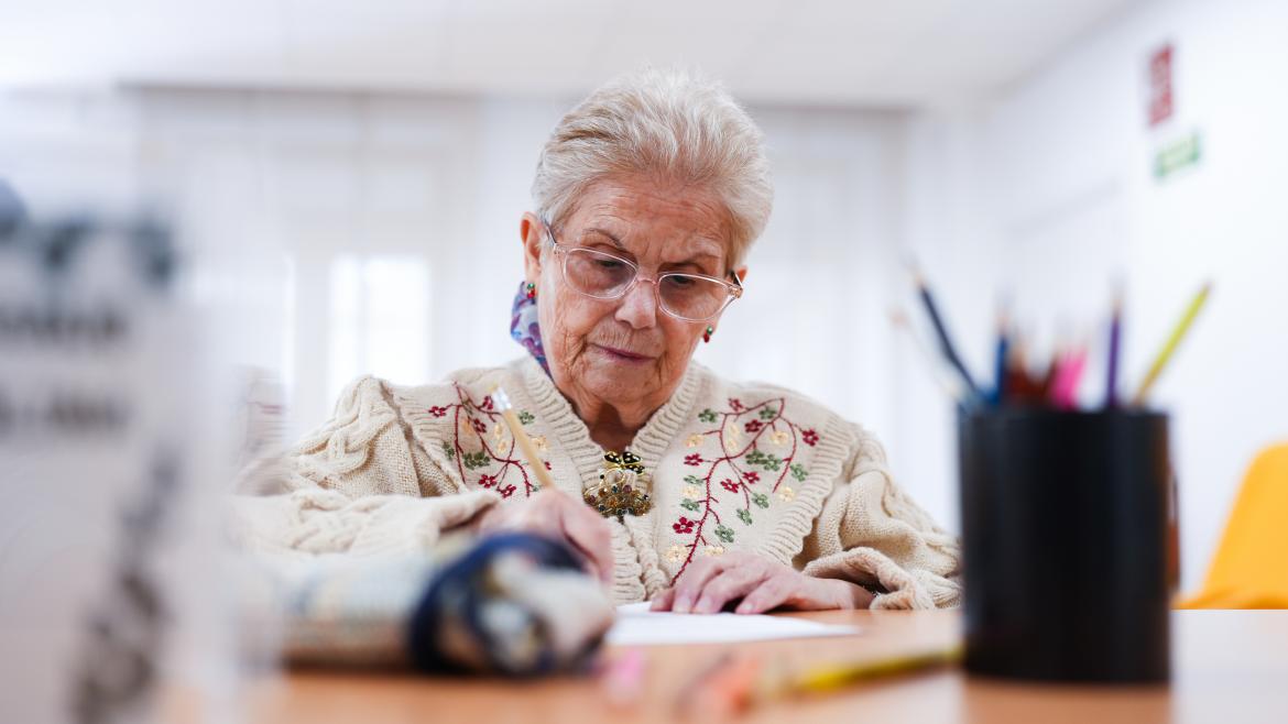 mujer mayor en centro de día