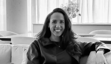 "En 2026 vuelve la madera oscura, los tejidos agradables al tacto y los tonos tierra"