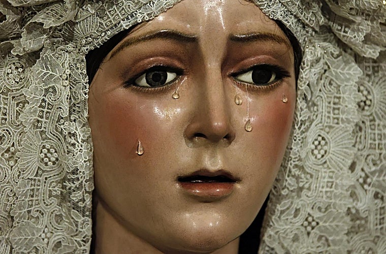 Plano corto de la mirada de la Virgen de la Esperanza, ya restaurada, y con las pestañas colocadas por Esteban Sánchez bajo supervisión de Pedro Manzano