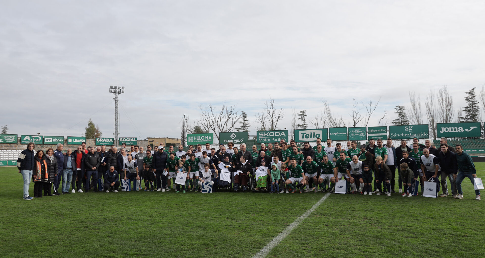 Los veteranos de AFE y C.D. Toledo protagonizan una fiesta solidaria del fútbol