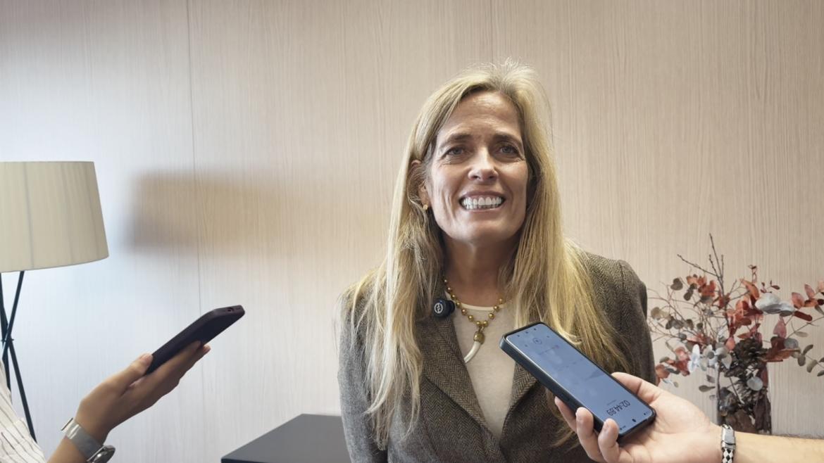 La consejera Rocío Albert atendiendo a los medios de comunicación