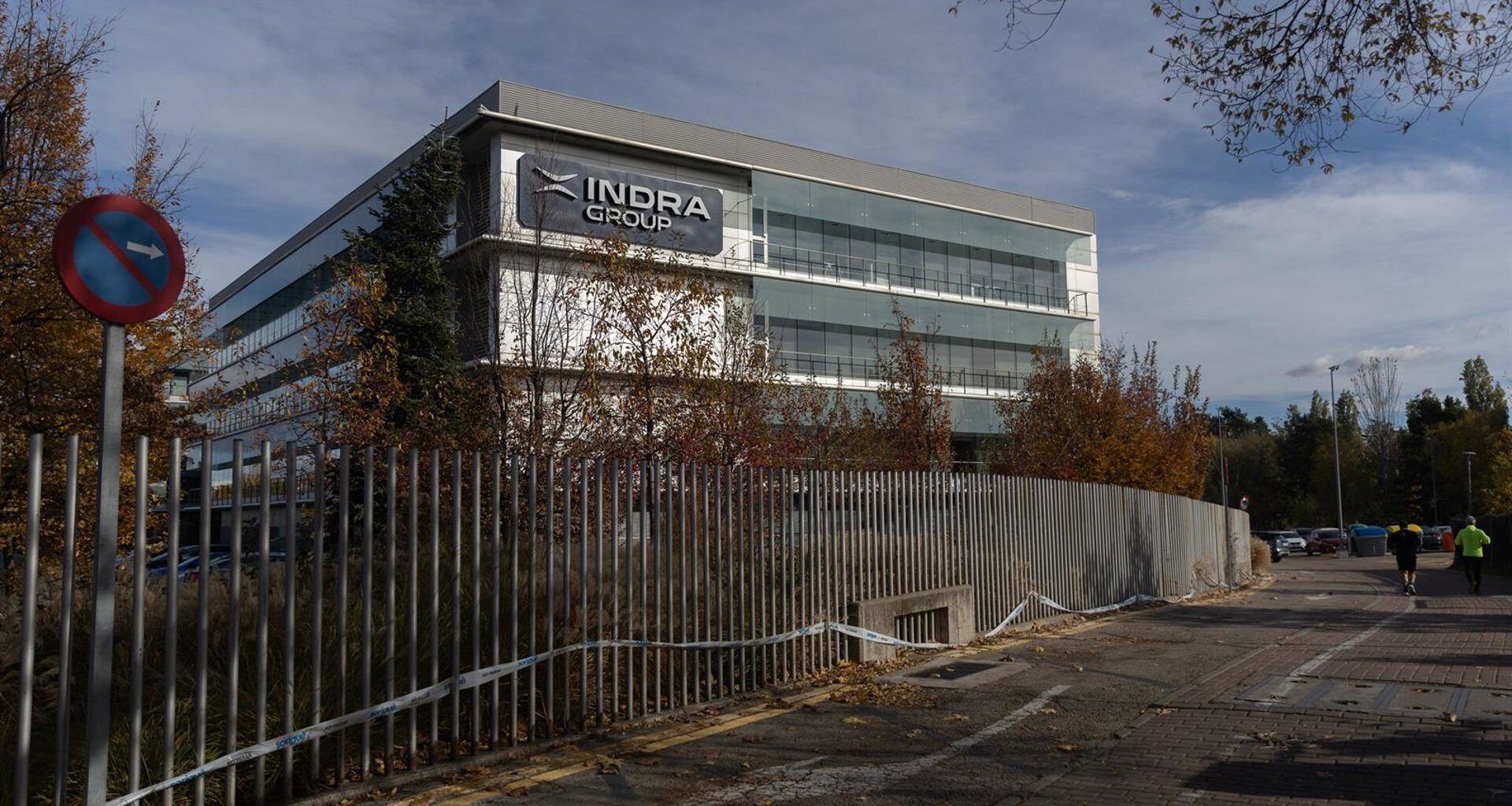 El Gobierno encara la luz verde a la compra de Hispasat por Indra y a los grandes contratos de modernización militar