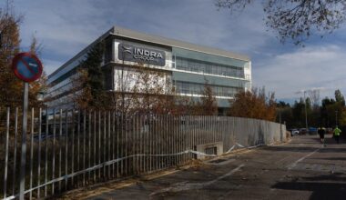 El Gobierno encara la luz verde a la compra de Hispasat por Indra y a los grandes contratos de modernización militar