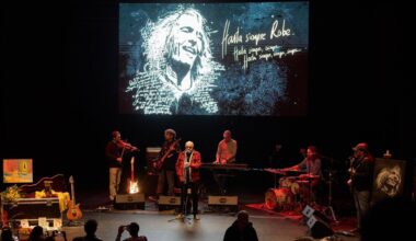 Miles de fans llegados de todo el país despiden a Robe Iniesta en el Palacio de Congresos de Plasencia