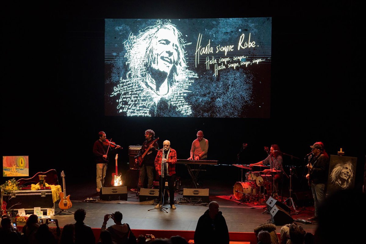 Miles de fans llegados de todo el país despiden a Robe Iniesta en el Palacio de Congresos de Plasencia