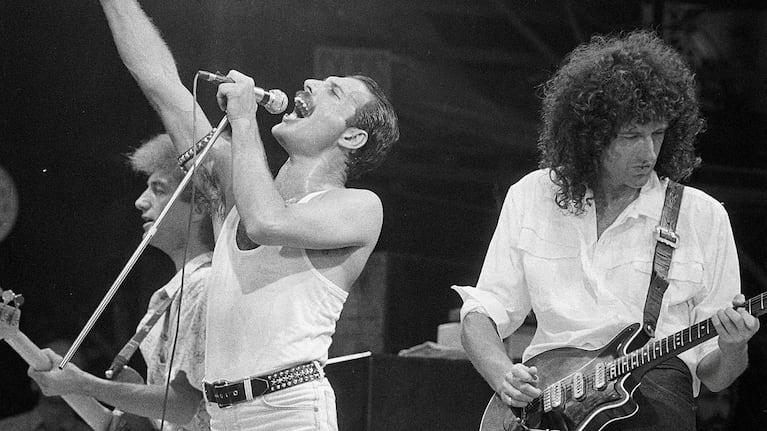 Freddie Mercury, Brian May y John Deacon -Queen- en el Live Aid que se hizo en Londres, el 13 de julio de 1985. (Foto: REUTERS / Rob Taggart)