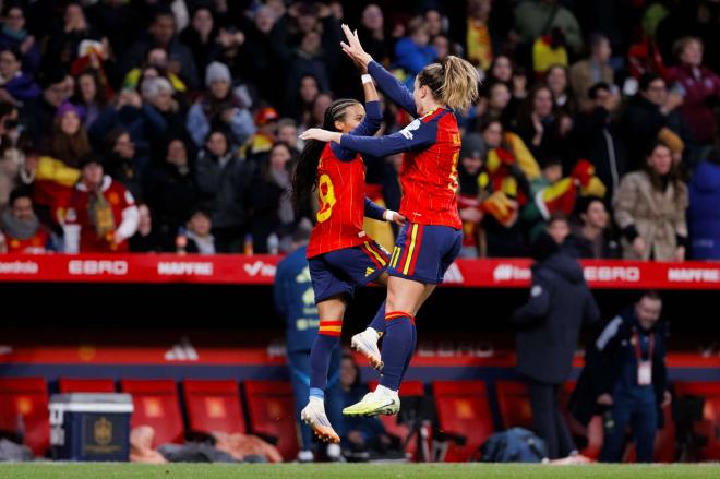 Vicky López y Alexia Putellas celebran un gol en la final de la Nations League (EFE)