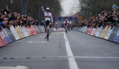 Van der Poel gana y da una lección de ciclocross en las dunas de Koksijde