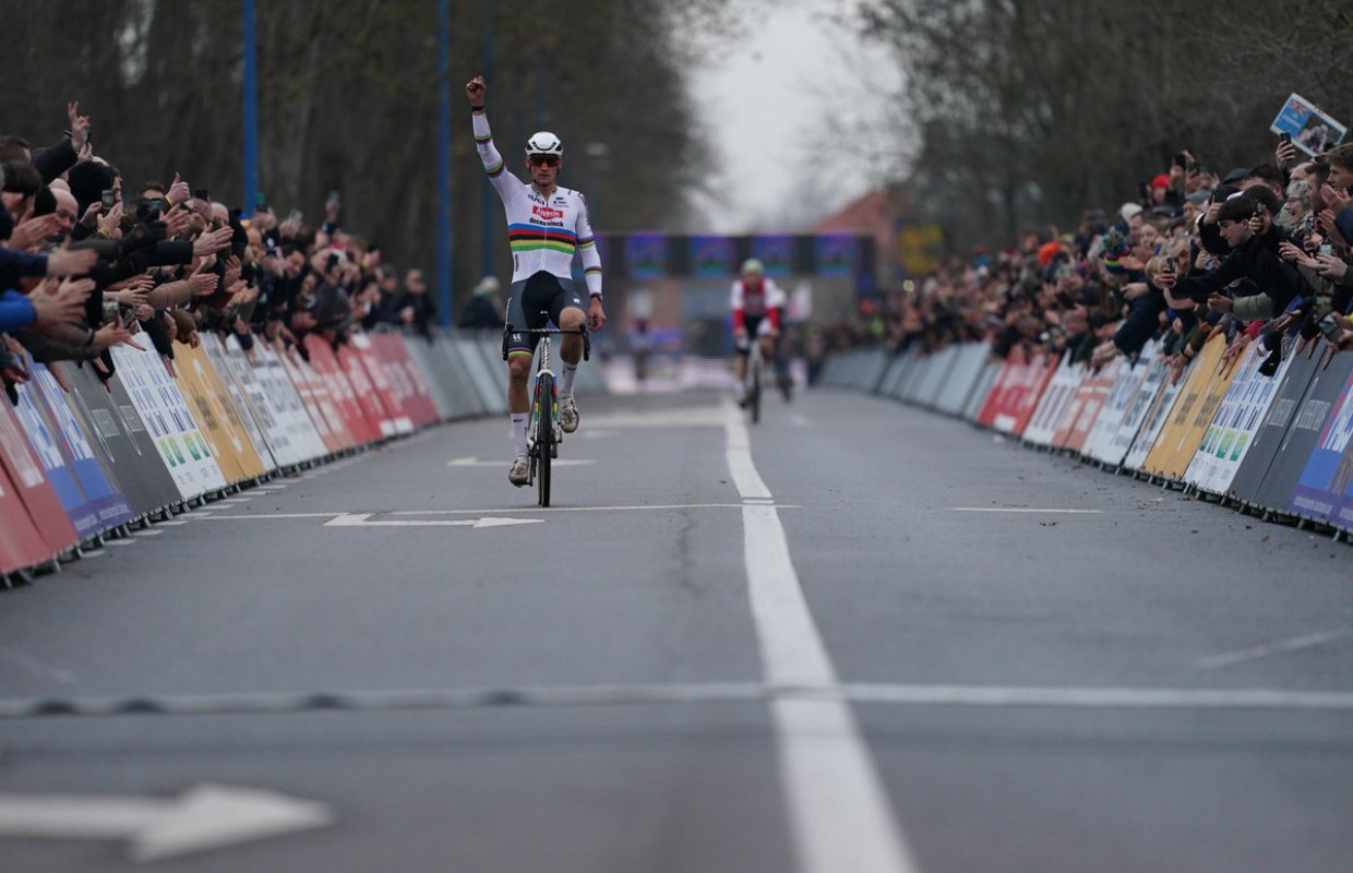 Van der Poel gana y da una lección de ciclocross en las dunas de Koksijde