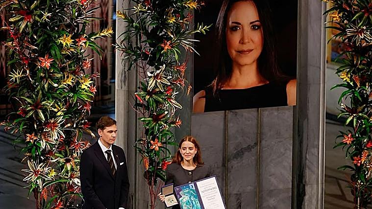 La hija de María Corina Machado, con el galardón ante la imagen de su madre ausente