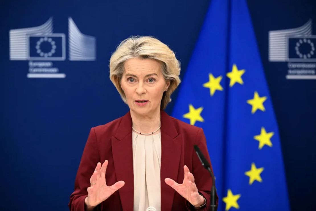 La presidenta de la Comisión Europea, Ursula von der Leyen, asiste a una conferencia de prensa en Bruselas el 3 de diciembre de 2025.