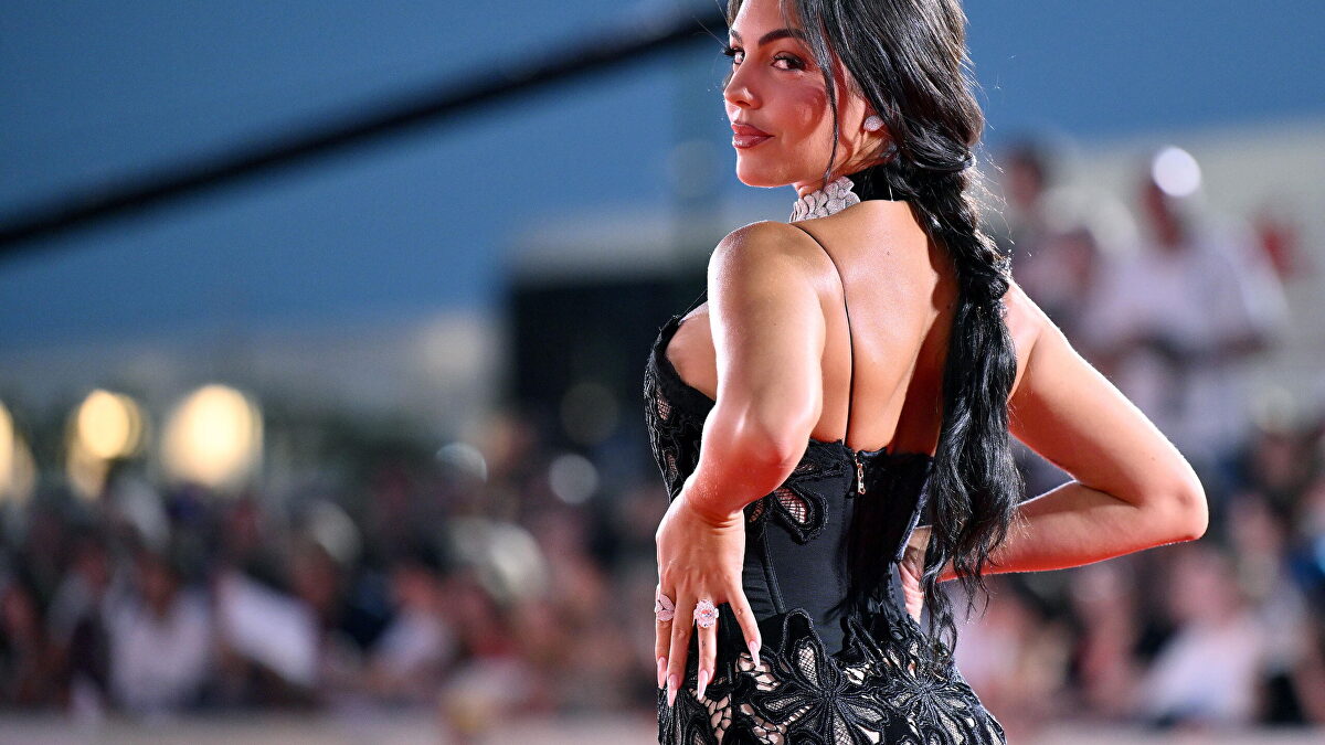 Georgina Rodríguez monta un árbol XXL en Arabia: "Sencillo como Gio"