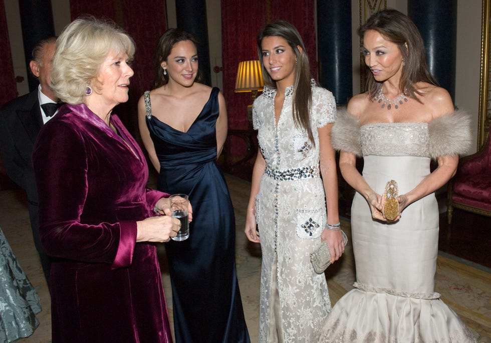 el duelo de estilo de isabel preysler y la reina camilla