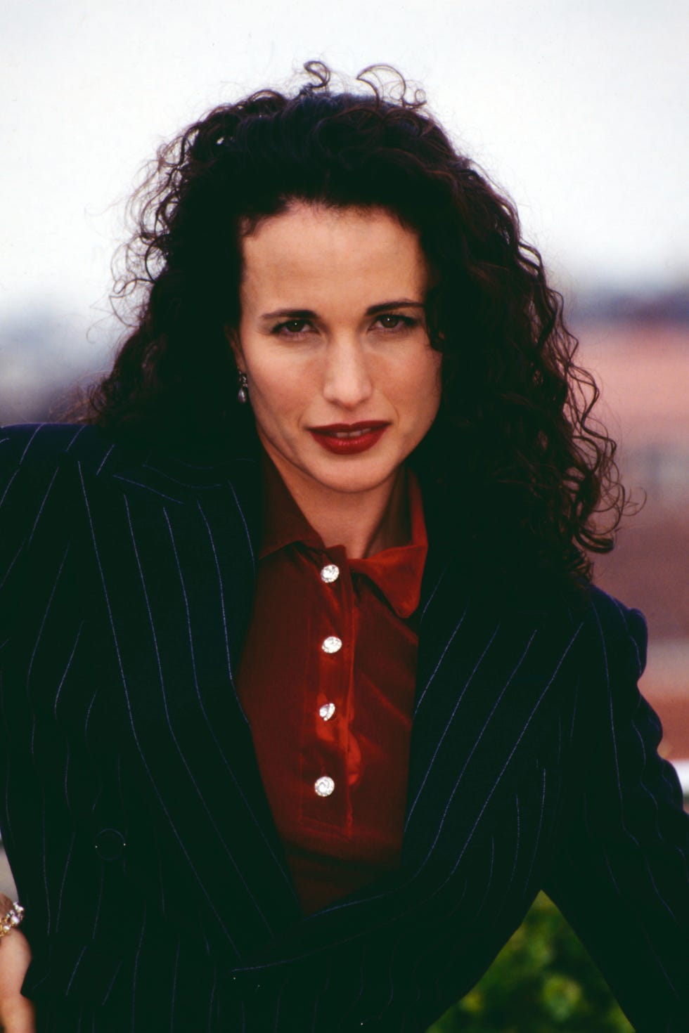 andie macdowell, amerikanische schauspielerin und model, portraitaufnahme in deutschland, 1996. (photo by kpa/united archives via getty images)