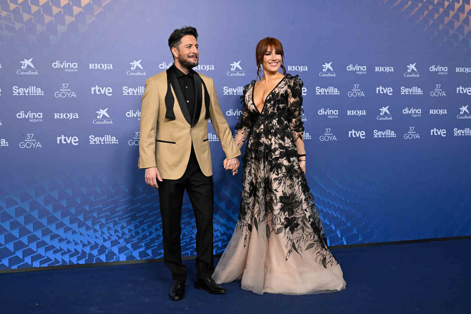 Manuel Carrasco y Almudena Navalón posando en un photocall