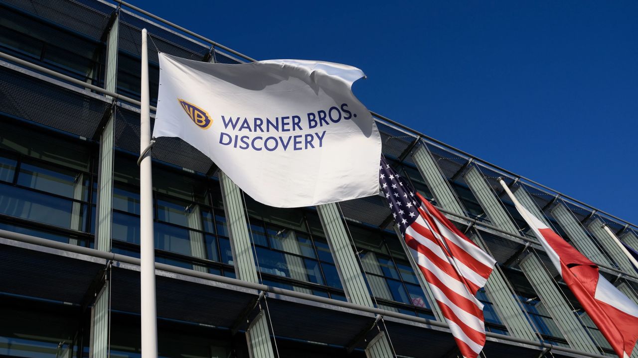 Una bandera de Warner Bros. Discovery. La compañía se dividirá en dos.