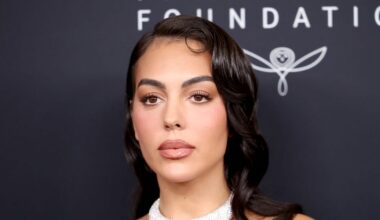 La prometida de Cristiano Ronaldo, Georgina Rodríguez, presume de músculos posando en bikini en el Golfo Pérsico