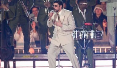 Bad Bunny causa controversia por tocar pieza arqueológica en el Museo Nacional de Antropología de México