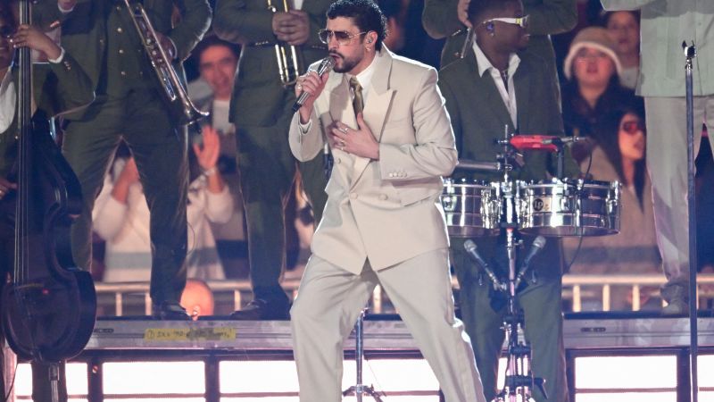 Bad Bunny causa controversia por tocar pieza arqueológica en el Museo Nacional de Antropología de México