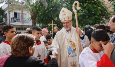 “Seguimos aquí”: líder católico preside misa de Navidad en una iglesia de Gaza bombardeada por Israel