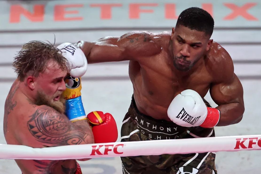 Anthony Joshua (derecha) conecta un fuerte derechazo a Jake Paul en su combate de peso pesado, el 19 de diciembre de 2025.