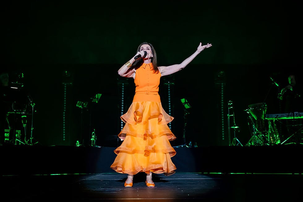 ana belén vestido naranja concierto
