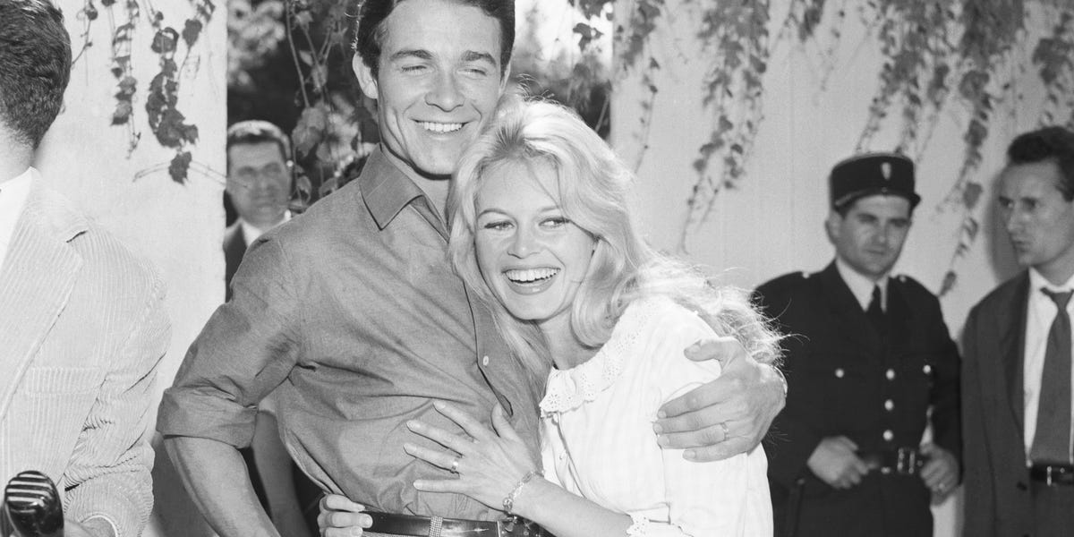 una novia de vichy rosa y sin ramo, ni velo