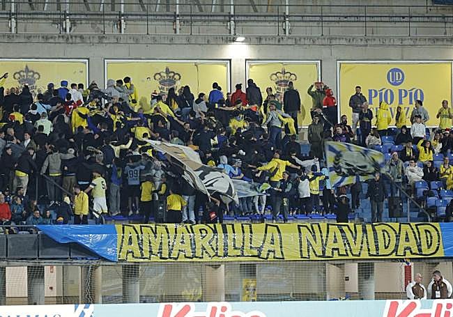 La afición disfrutó pese a la persistente lluvia durante alguna fase del partido.