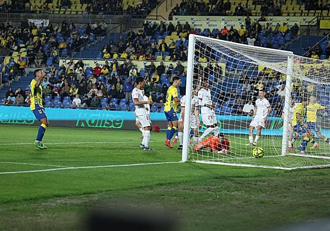 Clemente abrió la cuenta con una acción de oportunismo.