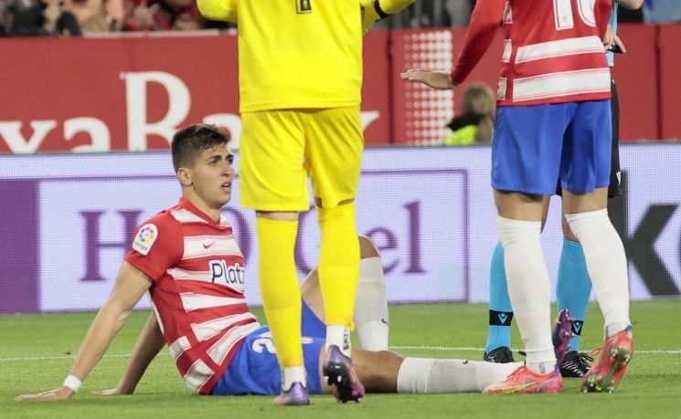 Torrente, tras lesionarse en Sevilla.