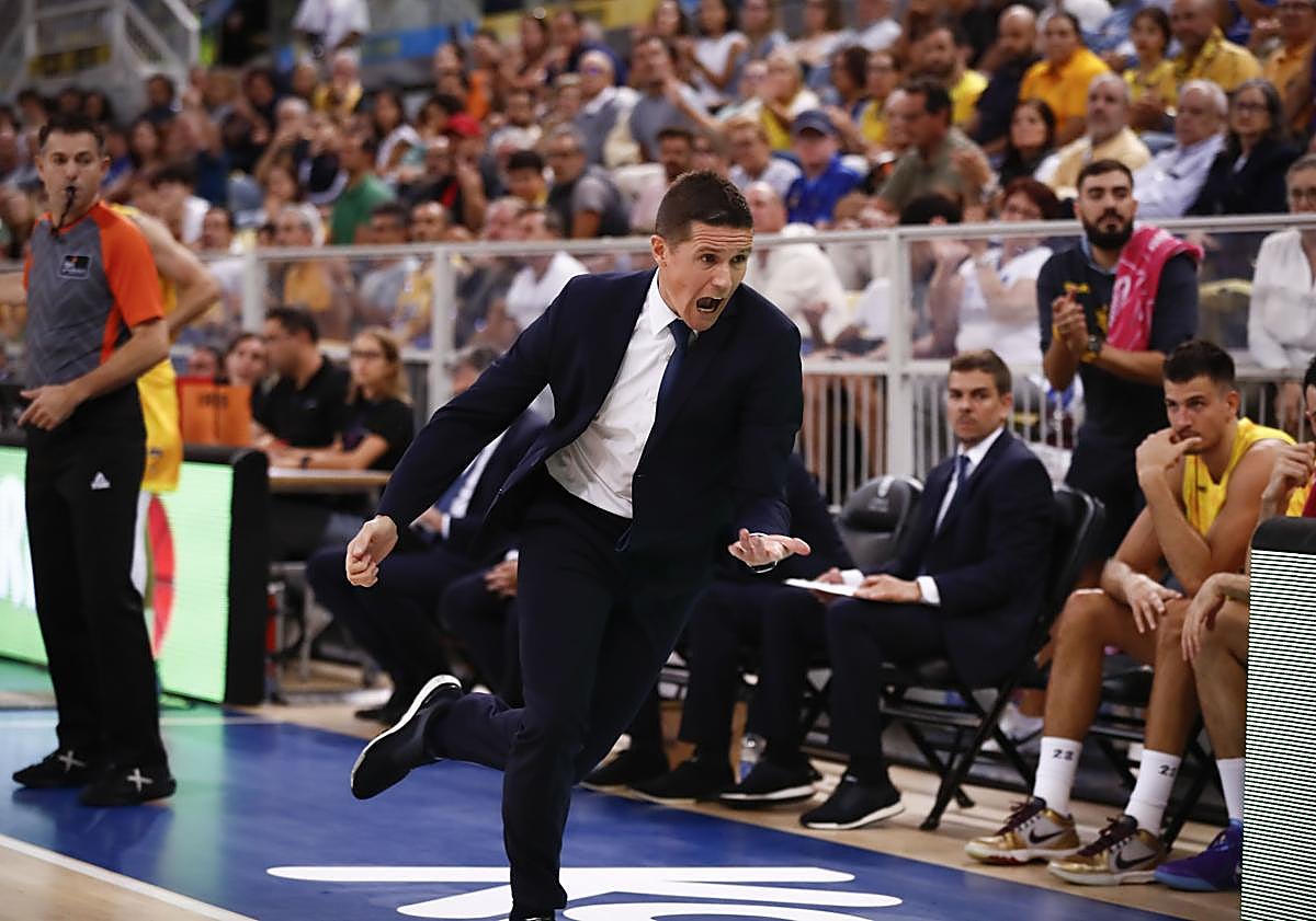 Imagen principal - Lakovic (arriba) estuvo especialmente activo en la banda durante el último encuentro frente al Baskonia en la isla. Abajo, a la izquierda, la plantilla amarilla agradeció el apoyo de la afición tras el triunfo. A la derecha, Brussino intenta pogresar ante uno de los rivales que relastivamente se le ha dado bien en las últimas campañas.